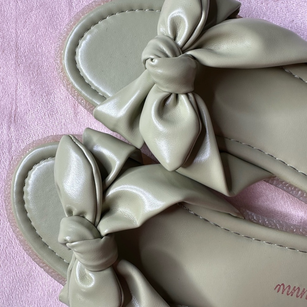 NWOT Pistachio Green Faux Leather Bow Knot Strap Flat Slide Sandals, Size 9 - Picture 2 of 6